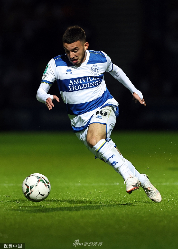 进球后的查理·奥斯汀张开双臂肆意狂奔，他的脸庞因激情而涨红，队友们疯狂地追随其后，整个QPR阵营陷入沸腾，这一刻他们与英超巨人的对抗中占得先机。