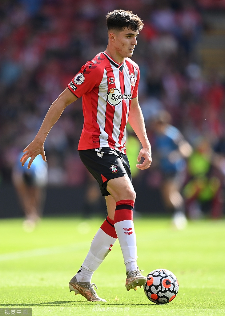 进球后的劳尔-希门尼斯激动地张开双臂狂奔庆祝，他戴着的保护头套在阳光下格外醒目，这是他对命运不屈抗争的荣耀勋章。