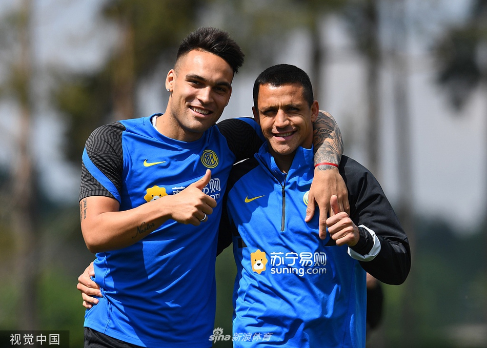 夕阳下的苏宁训练中心，国米球员们在轻松的氛围中三三两两交谈，脸上仍挂着夺冠后的喜悦与满足，仿佛在诉说着这十一年的等待是值得的。