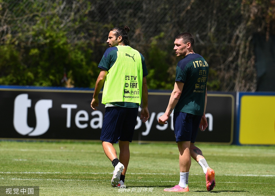 蓝衣军团的众将们围成一圈，高喊着口号，凝聚的力量仿佛能穿透画面，预示着这支团结的意大利队即将在欧罗巴的盛夏掀起蓝色风暴。