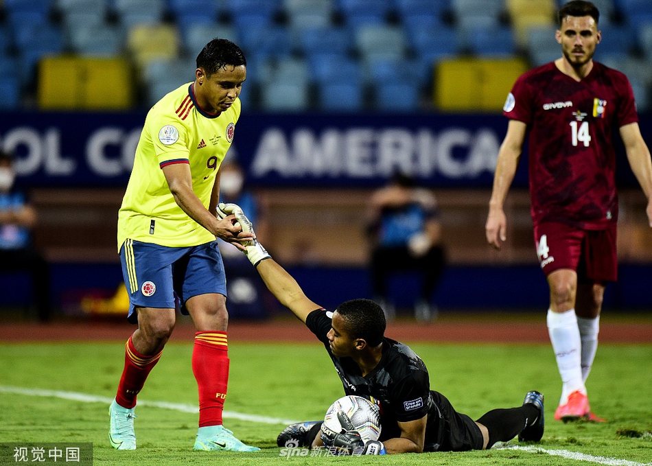 乌拉圭主裁判安德烈斯·罗哈斯在混乱的人群中高举黄牌，面部表情严肃而果决，他如同球场上的法官，用一张张明晃晃的卡片试图给这场即将失控的德比大战降降温，背后是无数球员焦急或无辜的面孔。