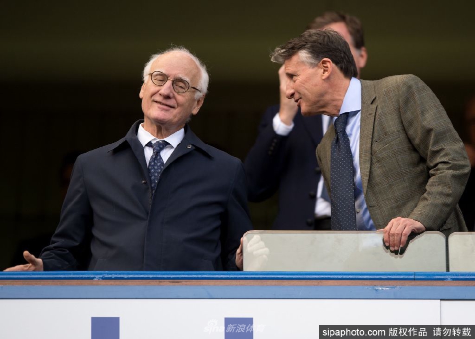 巴克与俱乐部工作人员亲切交谈，其和蔼可亲的作风深入人心，展现了领导者的另一面。