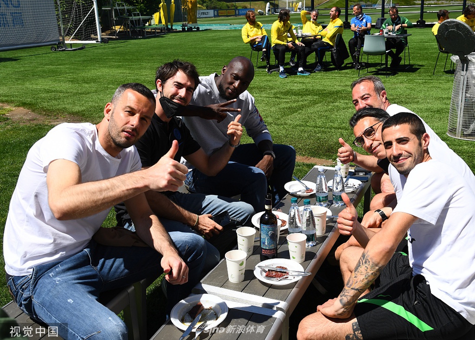 镜头拉近，卢卡库在体能教练的指导下进行高抬腿训练，他壮硕的腿部肌肉线条在阳光下清晰可见，眼神坚毅，预示着周末他将成为对手防线最沉重的负担。