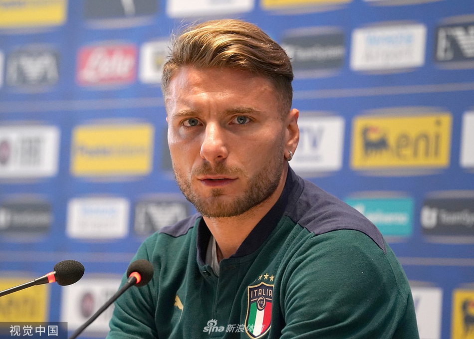 新闻发布会结束，因莫比莱起身离席，他整理着身上的国家队训练服，坚毅的背影似乎在告诉人们，他已经准备好带领球队奔赴下一个战场。