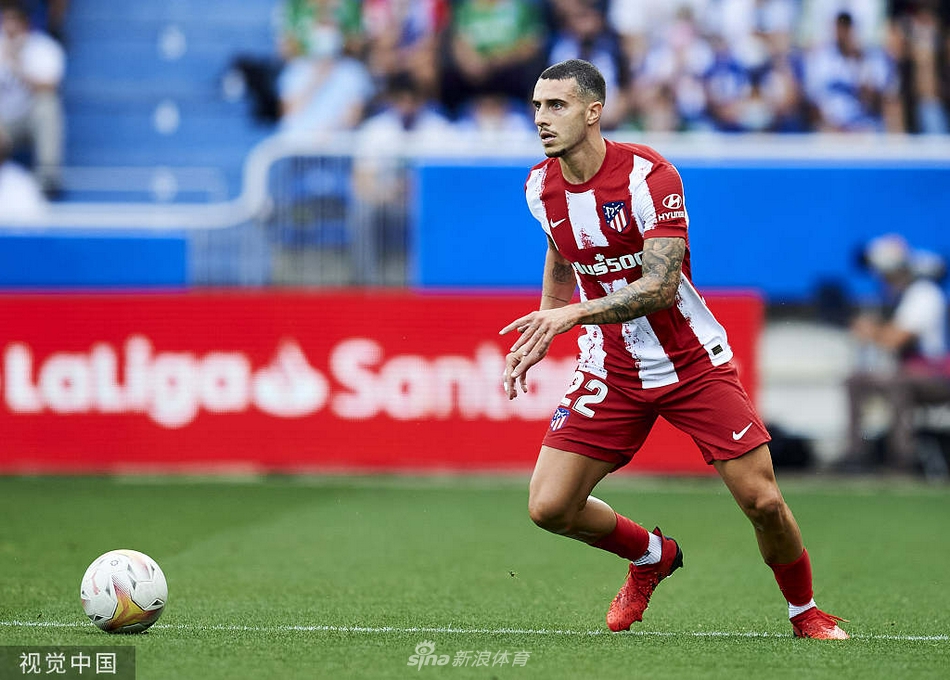 马竞前锋苏亚雷斯在对方禁区内背身拿球，身旁是阿拉维斯三名防守球员的严密包夹，空气中都弥漫着窒息的味道。