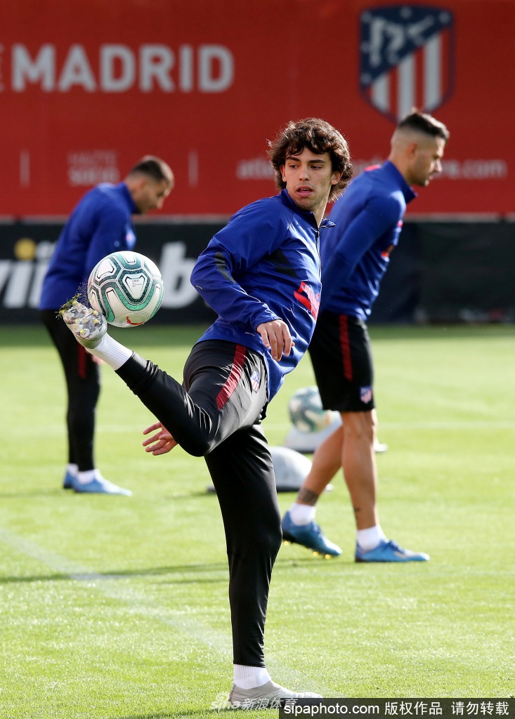 训练接近尾声，一名球员脱下训练背心准备离场，夕阳勾勒出他坚实的背影，汗水浸湿的衣衫见证了这一天的不懈努力。