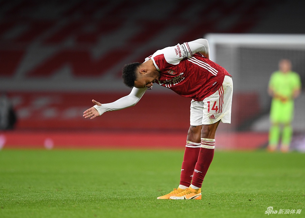 奥巴梅扬接托马斯精准长传，高速突入禁区，面对出击的门将冷静左脚抽射远角破门瞬间