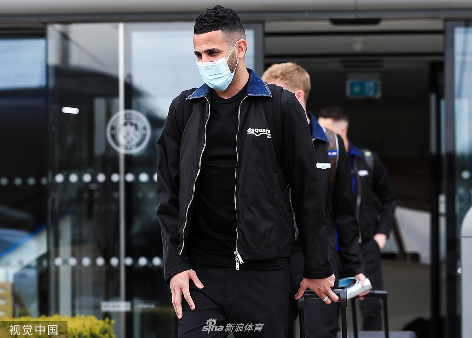 威斯特法伦的灯光下，福登与队友们紧紧相拥，脸上绽放出胜利后最灿烂的笑容，这张合影不仅记录了比赛的终结，更铭刻了曼城队史一个突破性的荣耀时刻。