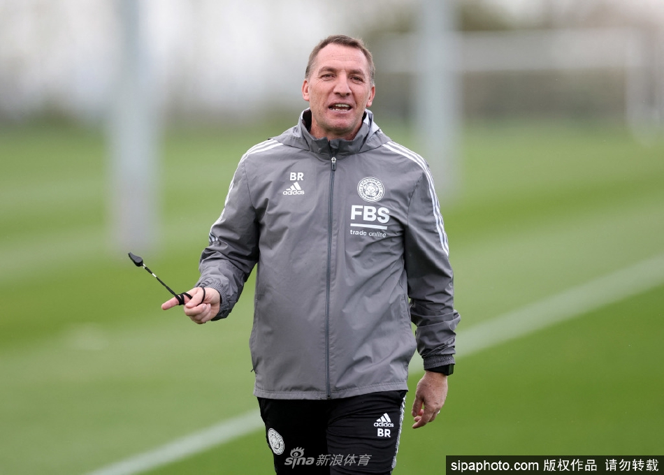 全队围聚聆听主教练罗杰斯进行战术部署，众人目光聚焦，凝聚着一股蓄势待发的团队斗志。