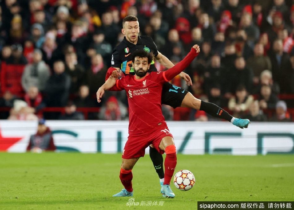 欧冠赛场瞬间，萨拉赫带球突破吸引多名防守队员后，巧妙用外脚背将球分给左路空档，马内心领神会高速插上