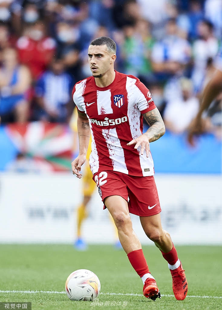 西蒙尼在场边焦急地挥手指挥，脸上写满了不甘与困惑，他需要找到破解阿拉维斯铁桶阵的钥匙，但奇迹最终没有发生。