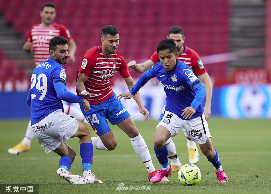 新卡梅内斯球场上空蓝天白云映衬下，格拉纳达深红色与白色相间的座椅静静等待着球员们入场，一场西甲收官大战即将在这座充满历史感的球场拉开帷幕。