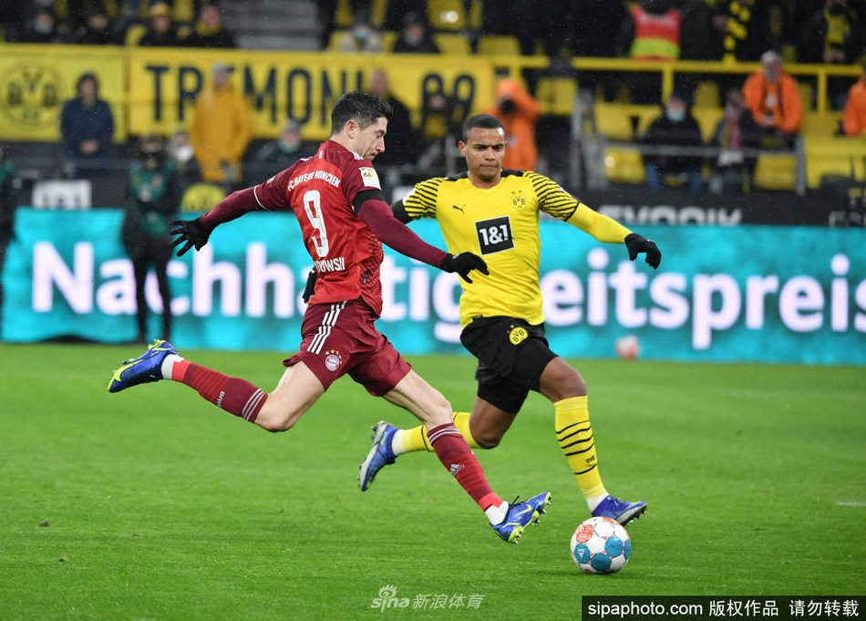 莱万在2021年收官战中破门瞬间，张开双臂庆祝追平历史纪录