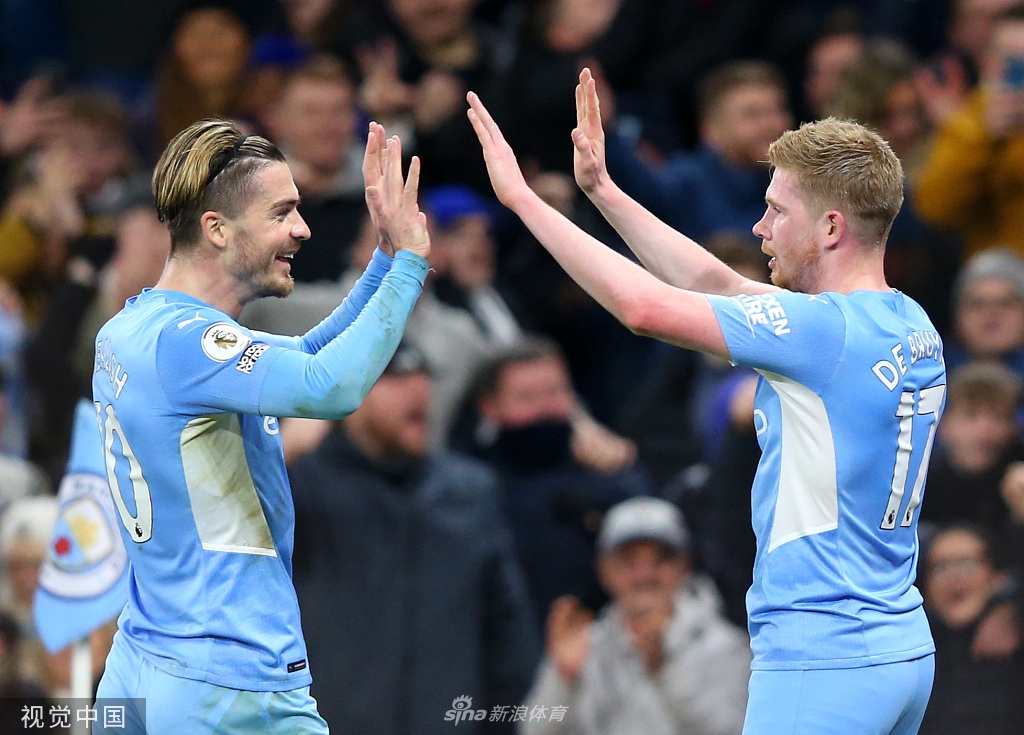 利兹联门将梅利耶面对曼城如潮的攻势无可奈何，目送皮球入网，神情失落