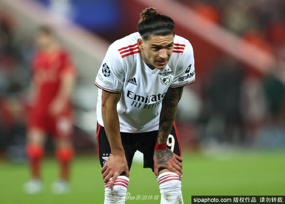 努涅斯在葡萄牙联赛中带球疾驰，眼神专注地观察前方，展现了他作为现代前锋所需的敏捷速度与出色盘带能力。