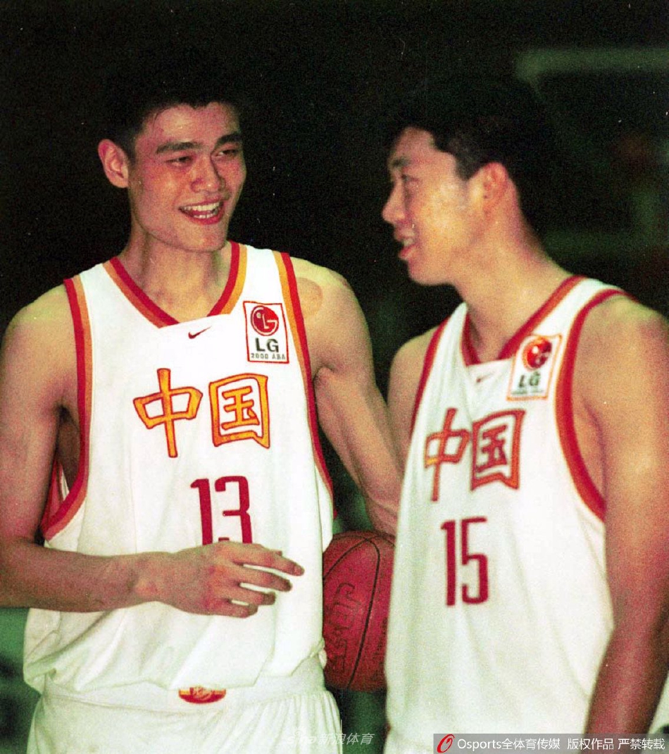 王治郅与姚明在CBA赛场上正面交锋,两人双臂交叉高高跃起争球的瞬间,定格了中国篮球史上最经典的双雄对决画面