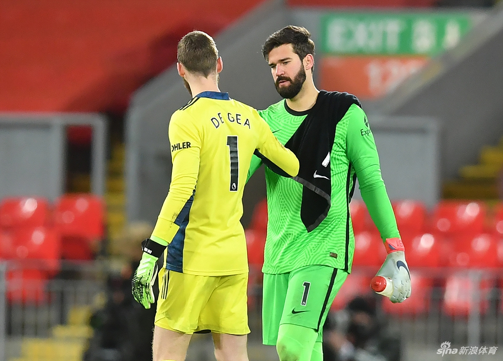 红魔核心布鲁诺·费尔南德斯主罚任意球瞬间，皮球划出一道惊艳的弧线急速坠向球门，安菲尔德球场在这一刻仿佛都屏住了呼吸。