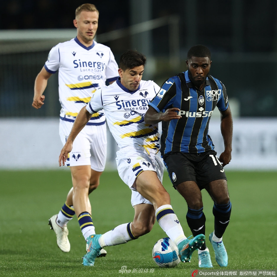 维罗纳后卫切凯里尼激情庆祝头球破门，在客场率先打破僵局