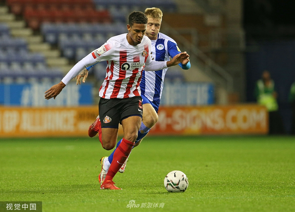  桑德兰球员卢克·奥尼恩滑跪庆祝第二粒进球，他身后的队友们飞奔而来，教练席上替补球员全部起立欢呼，激情瞬间点燃。