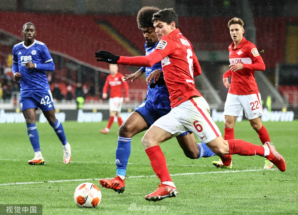 终场哨响后，莱斯特城全队将士在客场围成一圈庆祝这场来之不易的逆转胜利，团结一心的画面令人动容