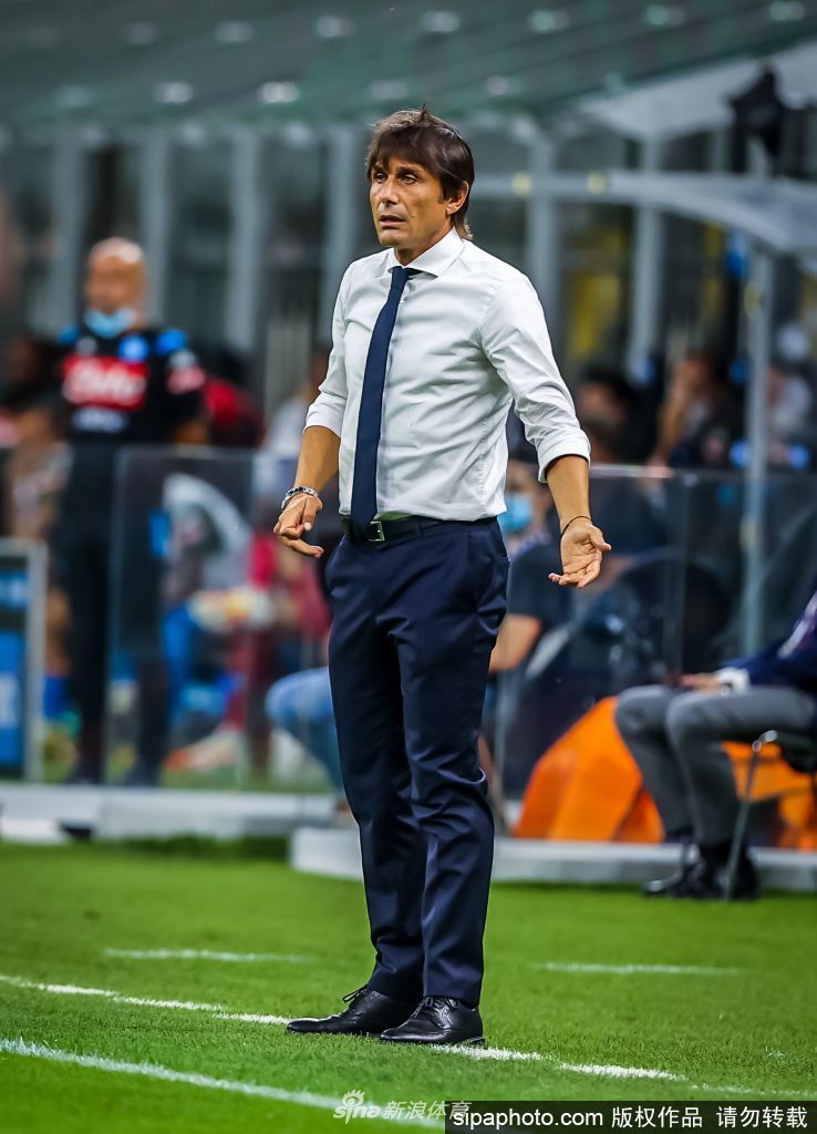 在这张充满故事感的照片中，贝利尼别墅的会议长桌显得格外庄重，桌上摆放着简洁的文件与水杯。背景中模糊的古典装潢仿佛在静静聆听着这次关乎蓝黑军团未来的激烈讨论。