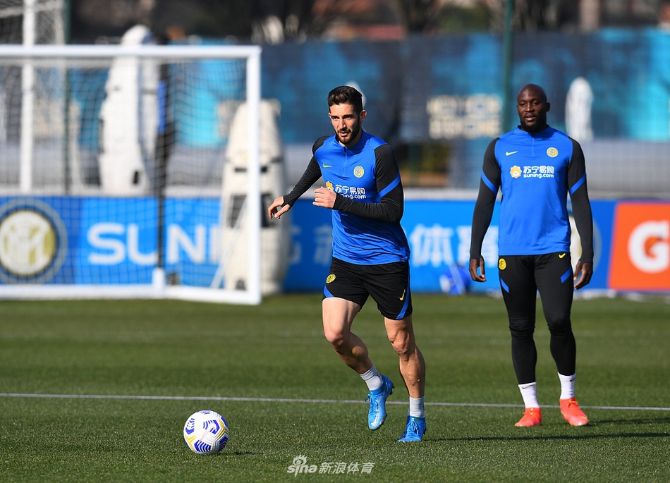 镜头定格在巴斯托尼和德弗赖飞跃障碍物的瞬间，他们身姿矫健如同雄鹰展翅，飞扬的草屑见证着训练的严苛与对胜利的渴望。