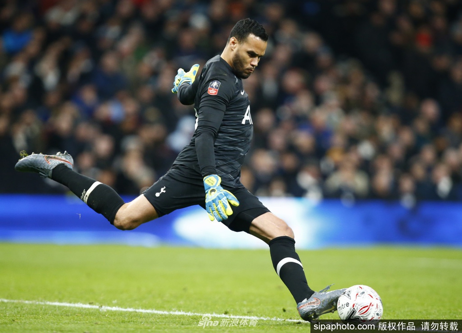 身披热刺战袍的沃尔姆在雨中奋力扑救，雨水混合着草屑沾满了他的球衣，但他的眼神中没有丝毫犹豫。这一刻，他是白鹿巷风雨中的守护神。