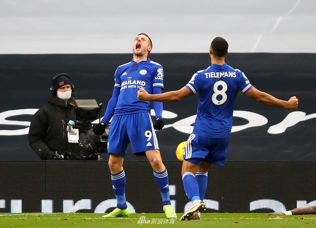 重压之下，奥里耶在禁区内撞倒福法纳，当主裁判指向点球点的一刻，他双手抱头，表情绝望，他的这次犯规成为了比赛的关键转折点。