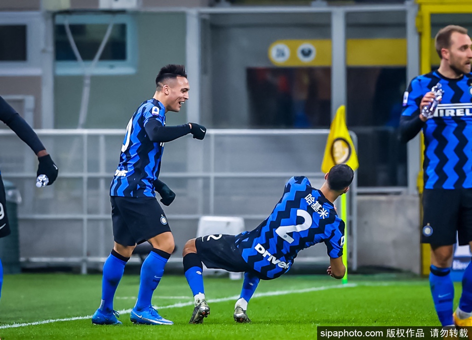 劳塔罗在都灵奥林匹克球场破门瞬间，他扬起手臂激情嘶吼，身后是失落的都灵球员和沸腾的国米球迷看台