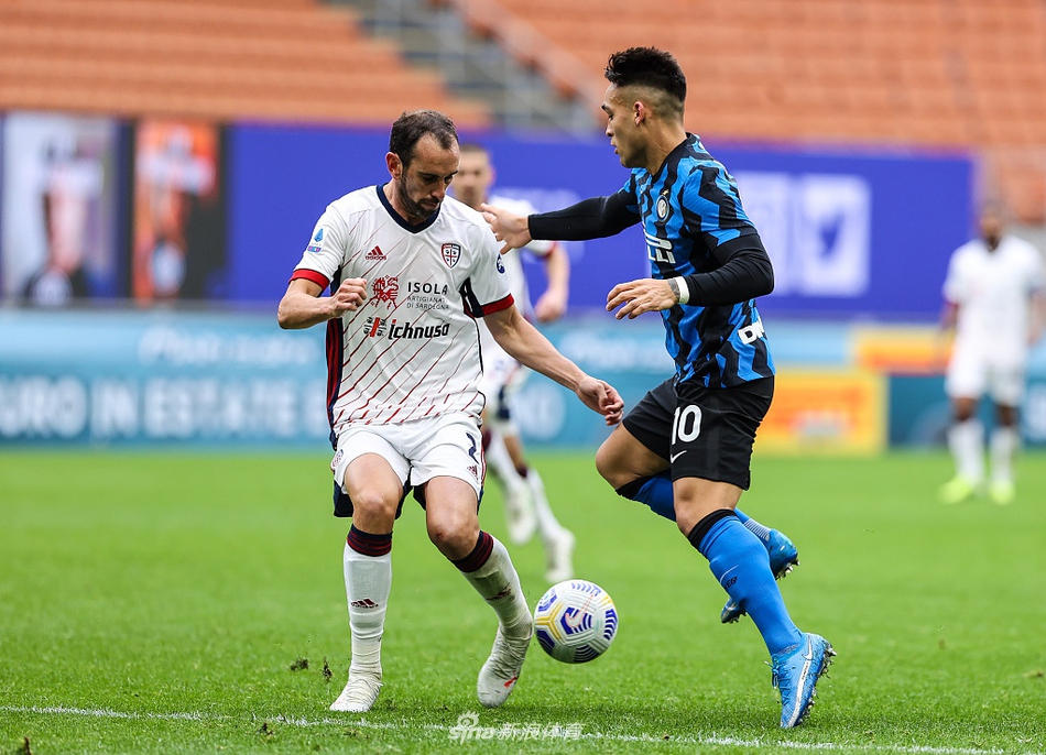 冠军气质的凝聚时刻：进球后，国际米兰球员们围在一起激情庆祝，看台上是沸腾的蓝黑海洋，宣告着球队距离意甲冠军又近一步。