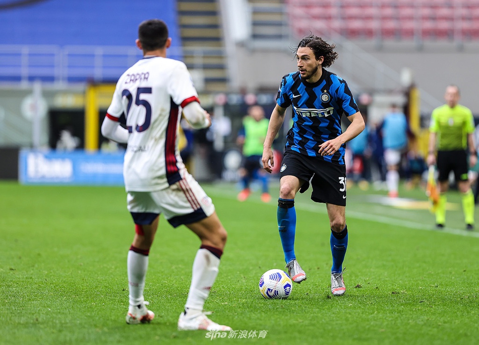 门神首秀的无奈：卡利亚里门将维卡里奥飞身扑救后，回头望月，眼神中充满了对皮球划过门线的不甘与惋惜。