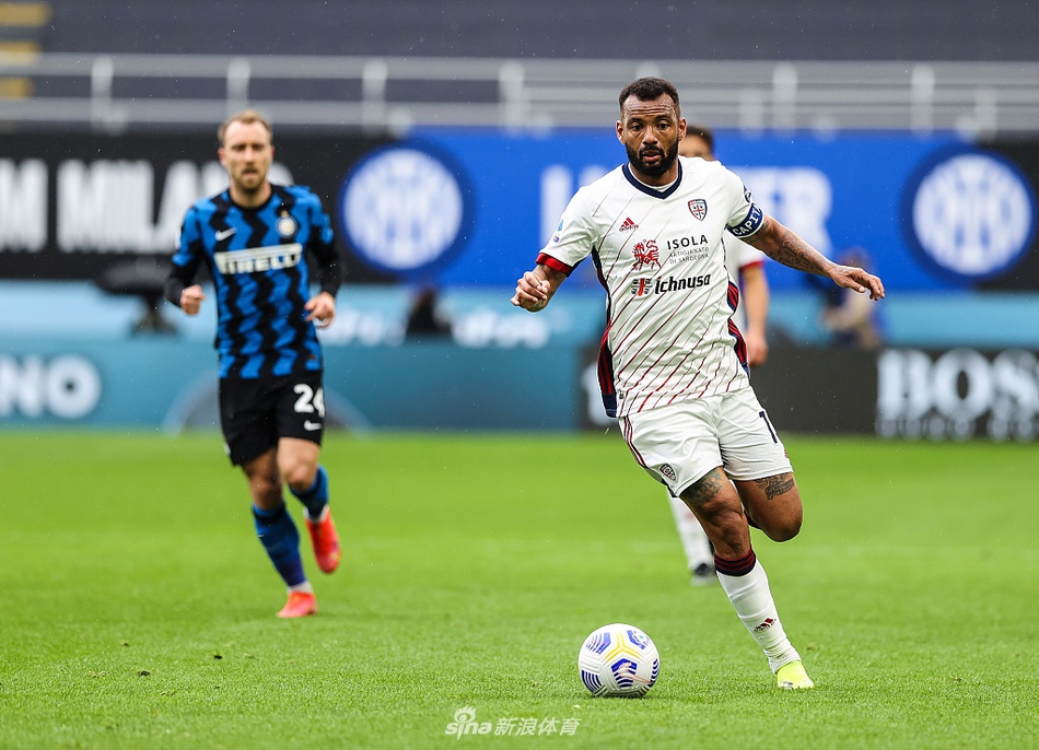 英雄的怒吼：进球后的达米安握拳怒吼，与队友阿什拉夫紧紧相拥，他们身旁是疯狂庆祝的队友和失落的卡利亚里球员。