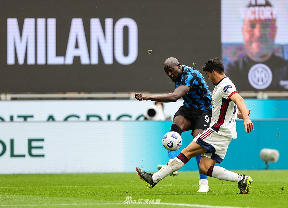 空中堡垒的对抗瞬间：德弗赖高高跃起，与卡利亚里前锋若昂·佩德罗在禁区内展开激烈头球争顶，展现了比赛的激烈与高强度。