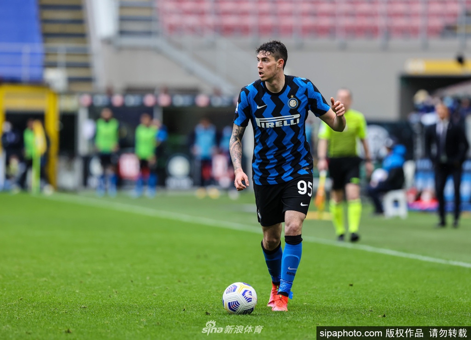 球场上，巴斯托尼张开双臂仰望天空，任由雨水和汗水交织在脸上，尽情释放着内心对胜利与归属的炽热情感。