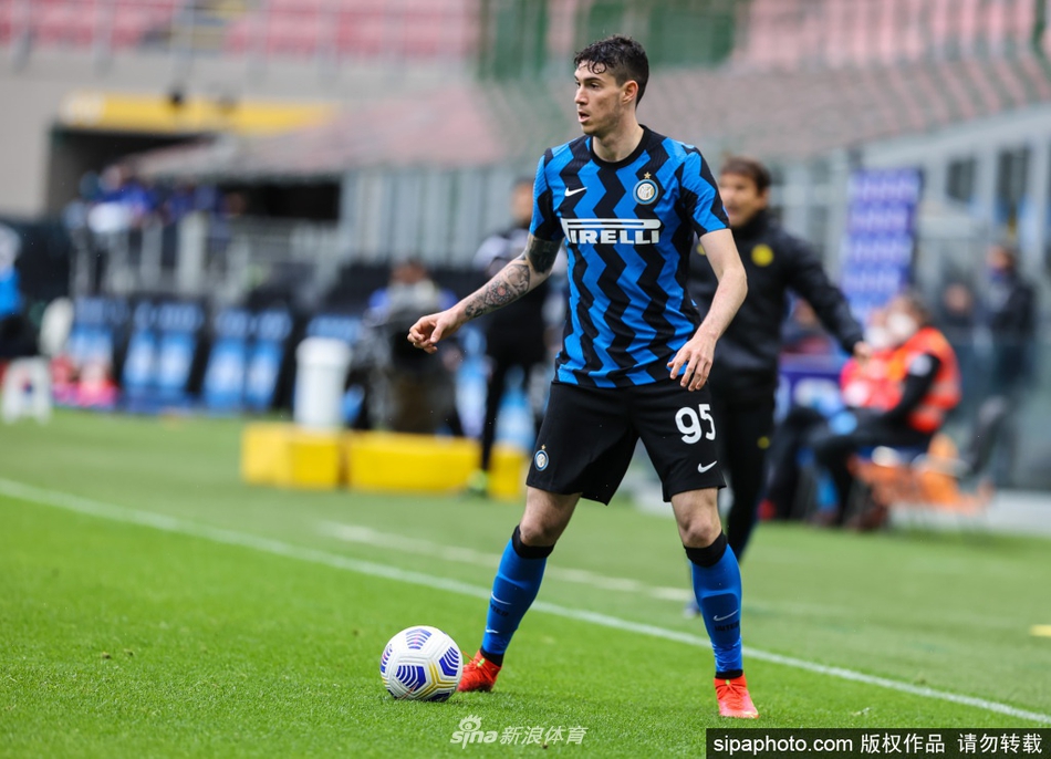 巴斯托尼身披国际米兰战袍在场上奔跑，雨水飞溅，他的眼神坚毅地望向前方，宛如一名守护蓝黑疆场的年轻骑士。