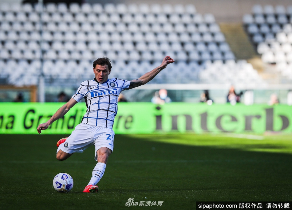 尼科洛·巴雷拉手捧意甲最佳中场奖杯，身后的广告牌与看台虚化成荣耀的背景，他眼神坚定，嘴角挂着属于冠军的微笑。