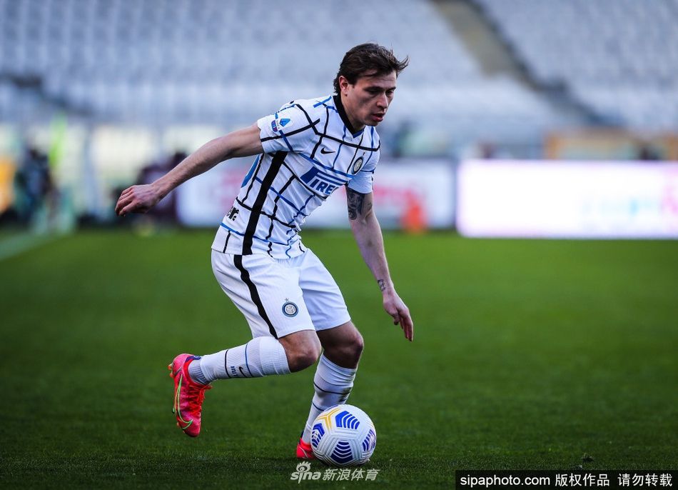 巴雷拉在比赛中全神贯注地控球，对手的白色球衣在他身边形成围堵之势，他重心压低，仿佛下一秒就能用灵巧的转身撕破包围圈。