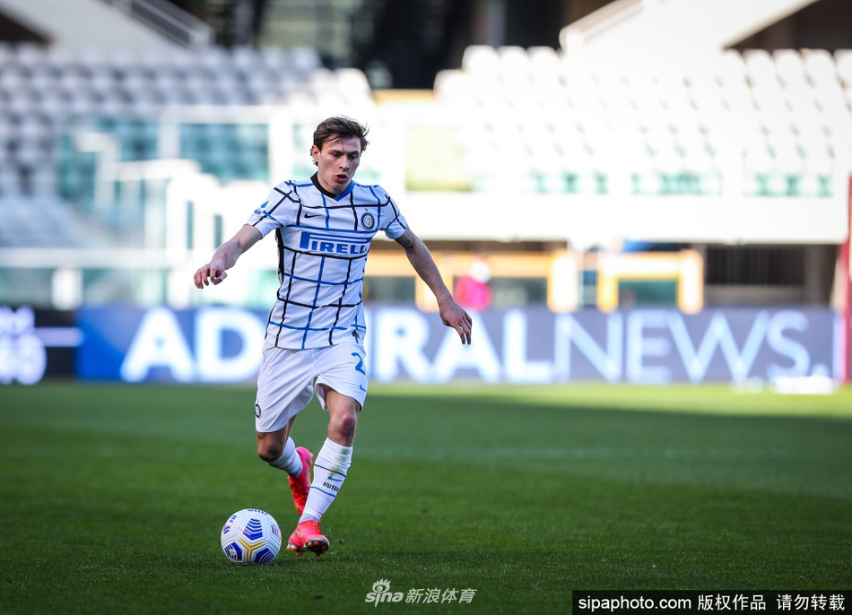 在夜晚的聚光灯下，巴雷拉俯身亲吻国际米兰队徽，他的球衣上沾满了草屑，这个动作饱含着他对蓝黑军团最深沉的爱与归属感。