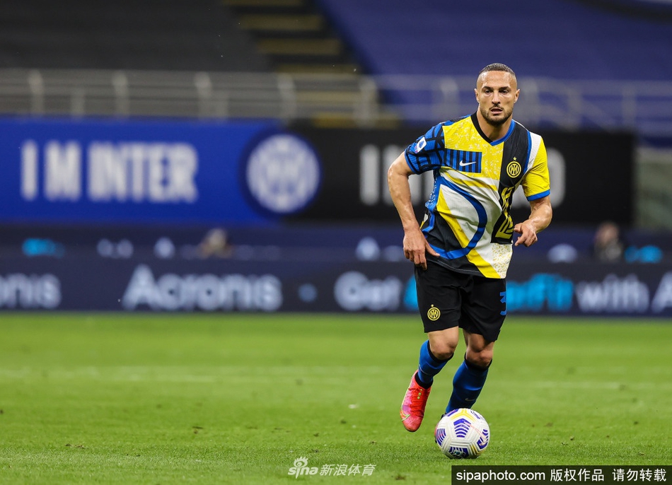 比赛日的梅阿查球场，丹布罗西奥身披蓝黑战袍正在热身，他身后的看台上，内拉祖里们挥舞着围巾，营造出一片蓝黑色的海洋，仿佛在为这位忠诚的战士歌唱。