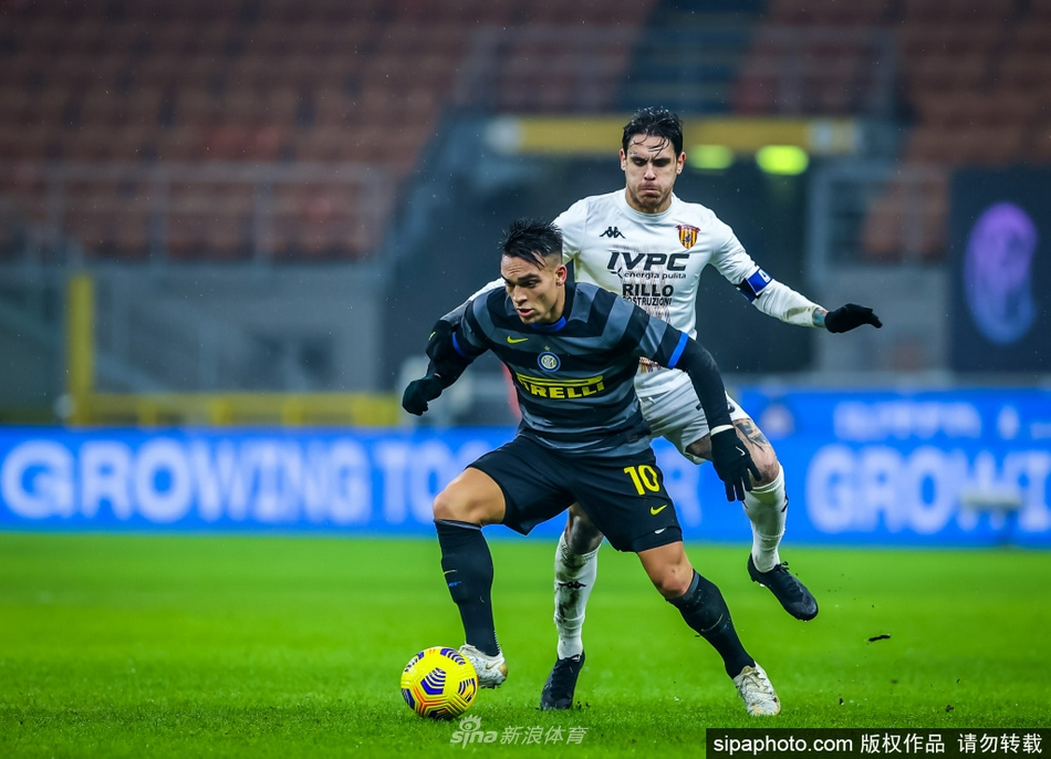 目光如炬的“公牛”，劳塔罗在梅阿查球场边握拳庆祝，眼神中透露出与蓝黑军团共进退的坚定决心。