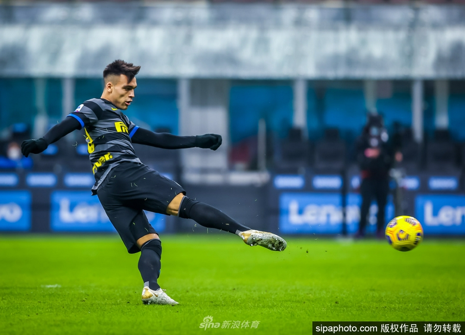 激情四溢的瞬间，劳塔罗在进球后张开双臂纵情嘶吼，仿佛一头挣脱枷锁的公牛，将梅阿查球场的氛围点燃至沸点。