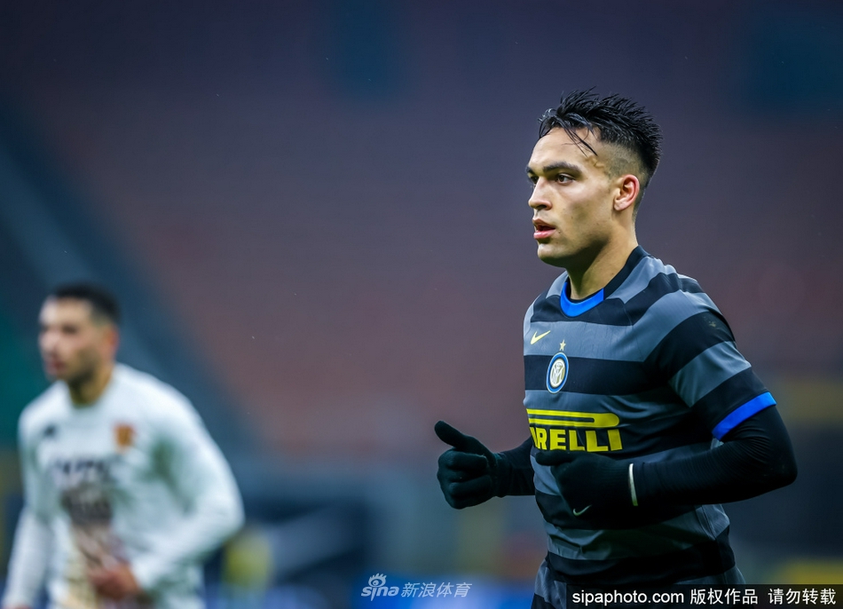 冷静的终结者，劳塔罗在对方禁区内沉着停球，后卫的贴身紧逼也无法阻挡他寻找致命一击的专注神情。