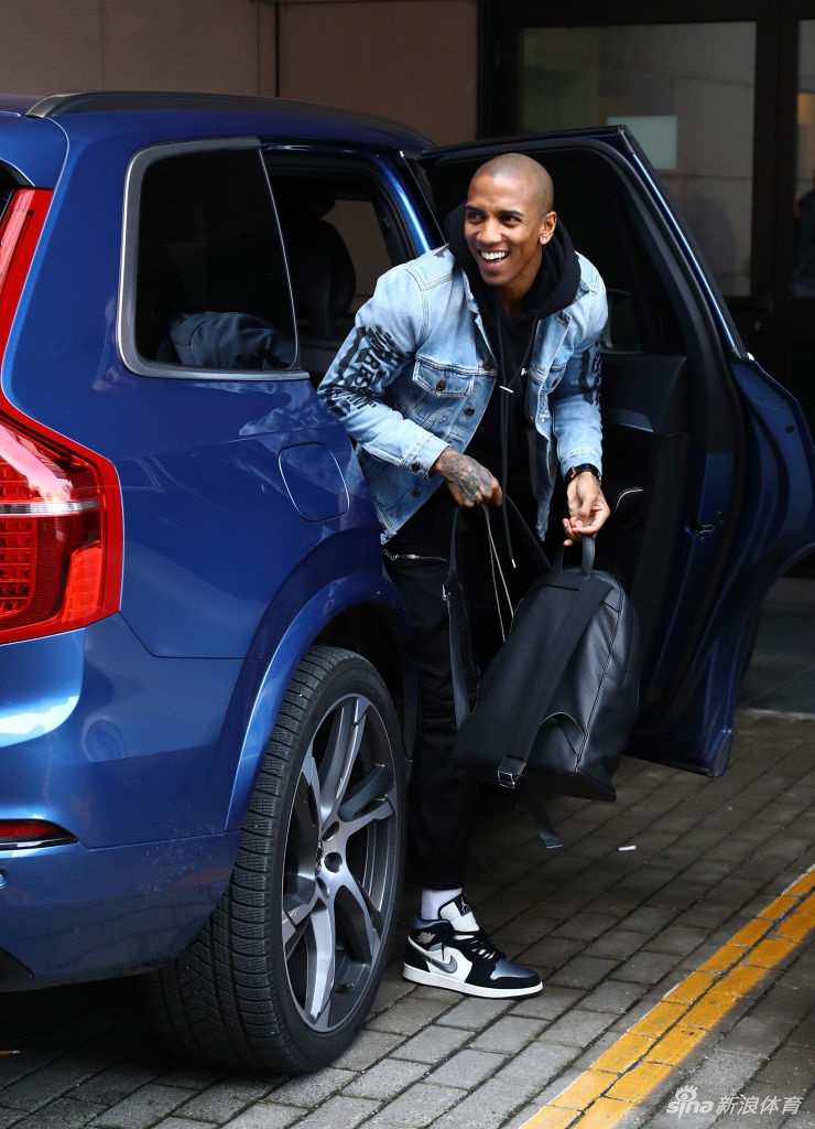 签约完成，阿什利-扬在合同上落笔，新篇章正式开启