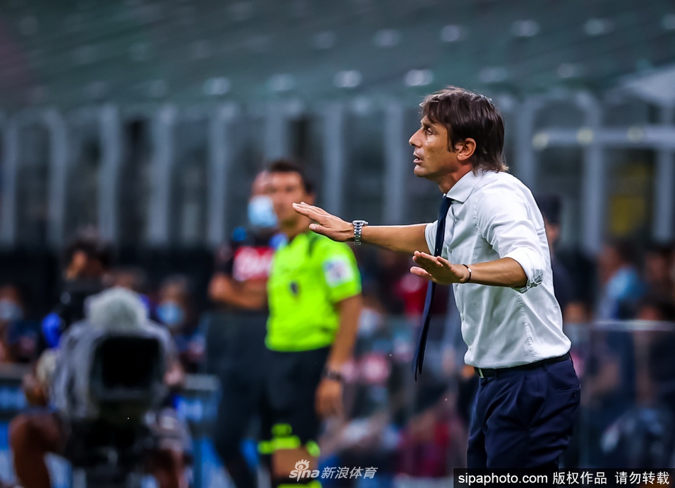 张康阳主席与孔蒂在贝利尼别墅的会议桌上握手言和，两人面带微笑，坚毅的眼神中透露出对新赛季的渴望，标志着这次危机公关的圆满成功。