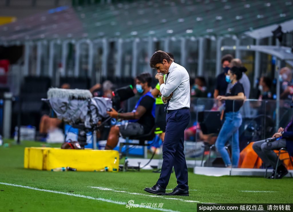 孔蒂在赛场上标志性的指挥手势，他身体前倾，双手奋力向前挥舞，仿佛要将自己全部的激情与战术理念倾注给场上的弟子们。紧锁的眉头下，是一双对胜利充满渴望的眼睛。