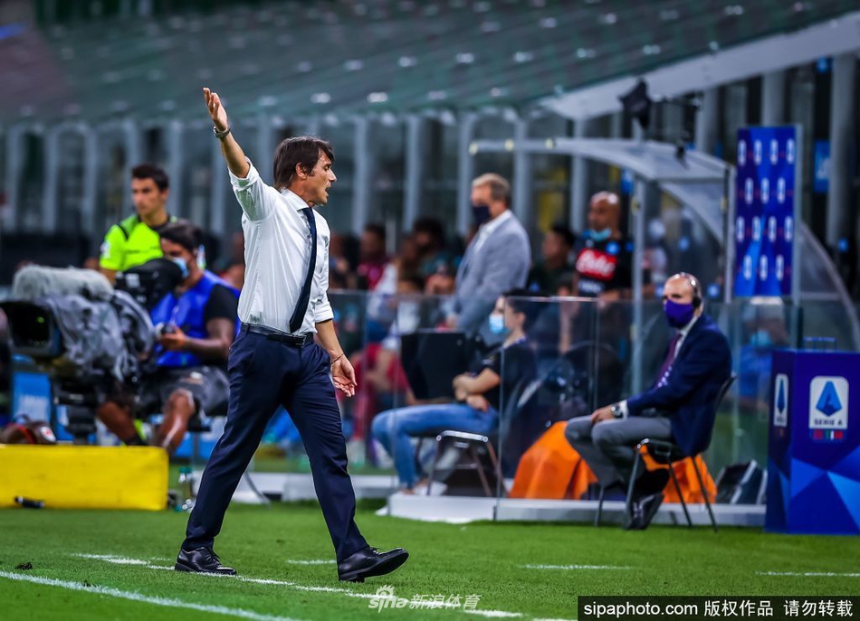 夕阳余晖洒在米兰的街头，国际米兰的队徽在光线照耀下熠熠生辉。这张照片定格了官方宣布后的宁静一刻，预示着闹剧结束，蓝黑军团将在孔蒂的带领下重新集结，向着新赛季的曙光进发。