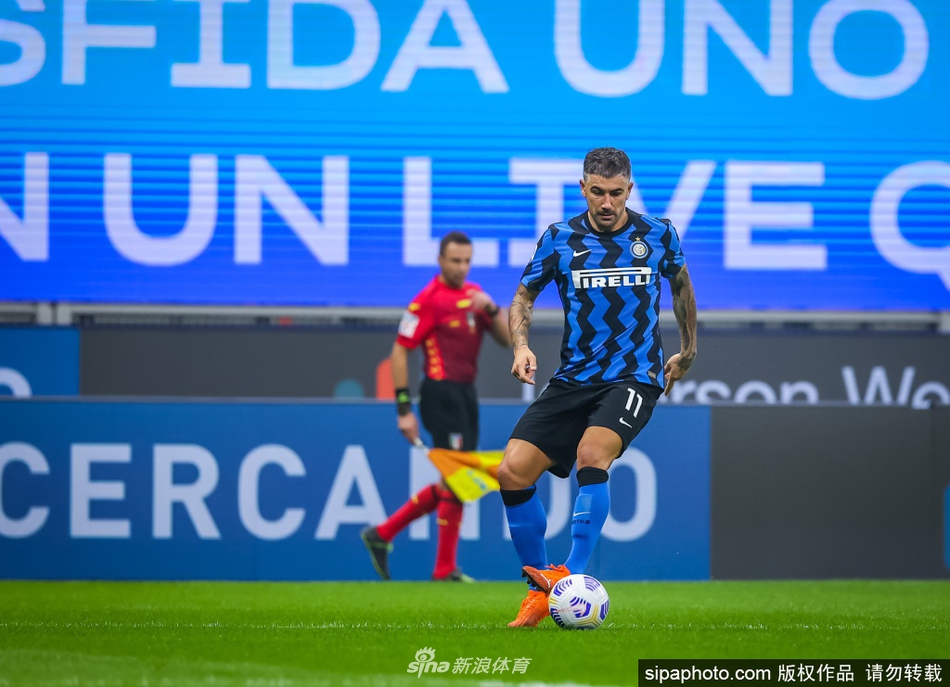 身披塞尔维亚国家队标志性的红色战袍，科拉罗夫作为队长在球场上霸气指挥，他挥舞着手臂，眼神坚定地望向远方，身后是无数为他呐喊的祖国球迷。