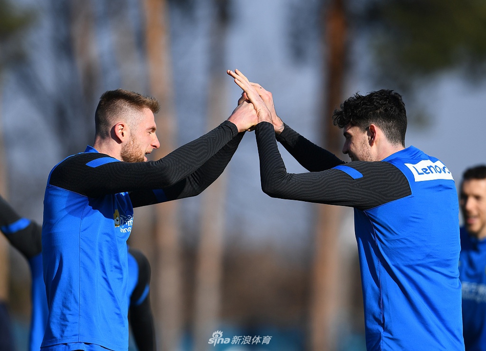 卢卡库在分组对抗中用身体倚住防守球员，他的背影如山般厚重，为身后的队友创造着前进的空间，展现了顶级支点的作用。