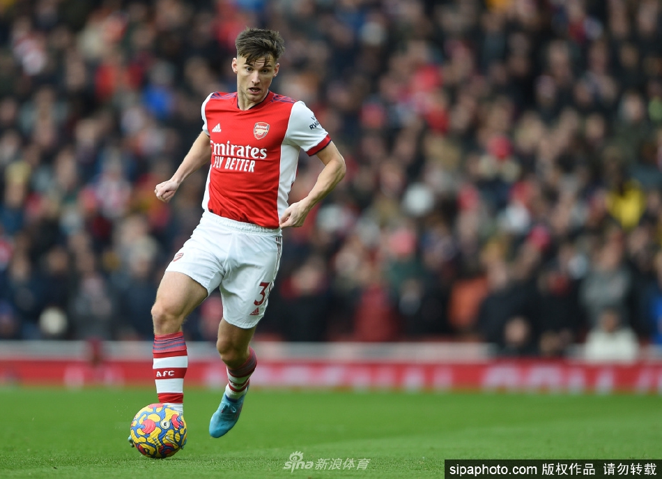 手术成功后，蒂尔尼在病床上露出坚强的微笑，向所有关心他的球迷报平安。