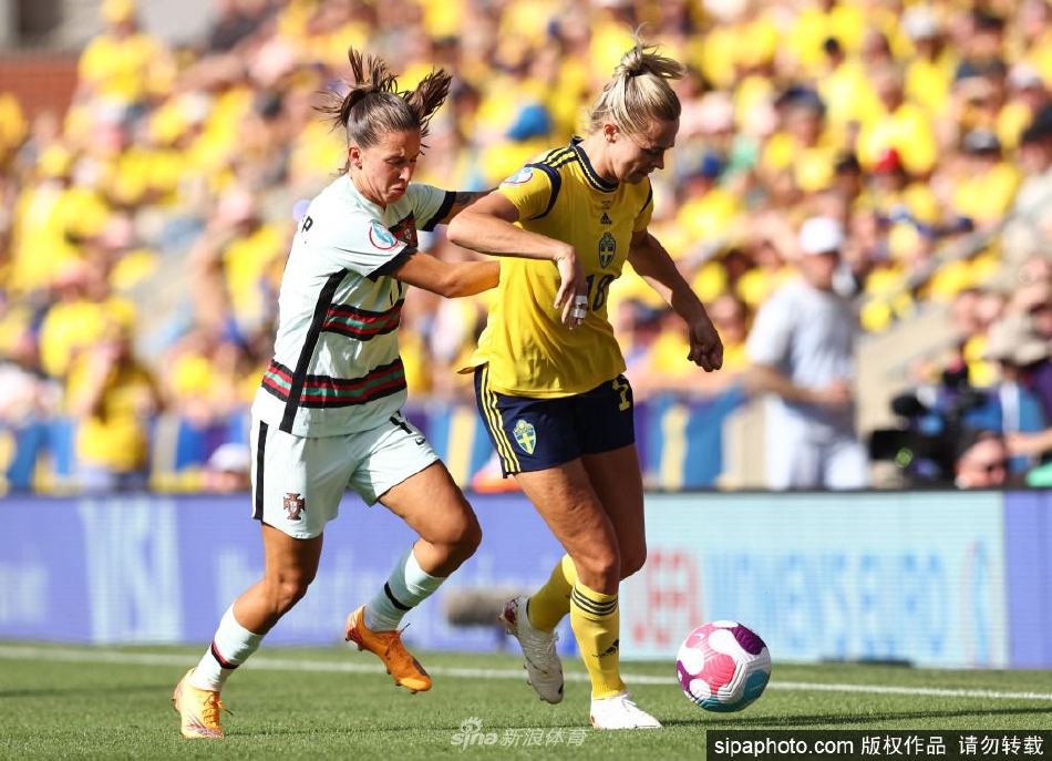 瑞典队前锋如离弦之箭般突入葡萄牙队禁区，防守球员全力回追，瞬间凝聚攻防对决的紧张氛围